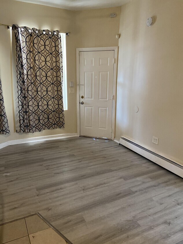 Foto principal - 736 W State St
