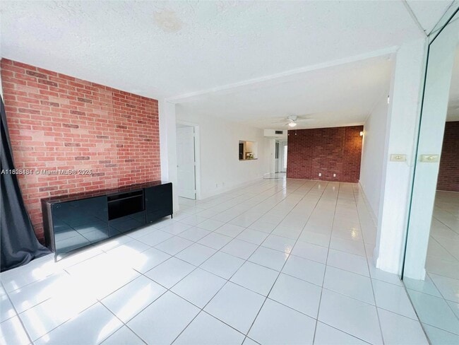 Building Photo - 1830 Sabal Palm Dr