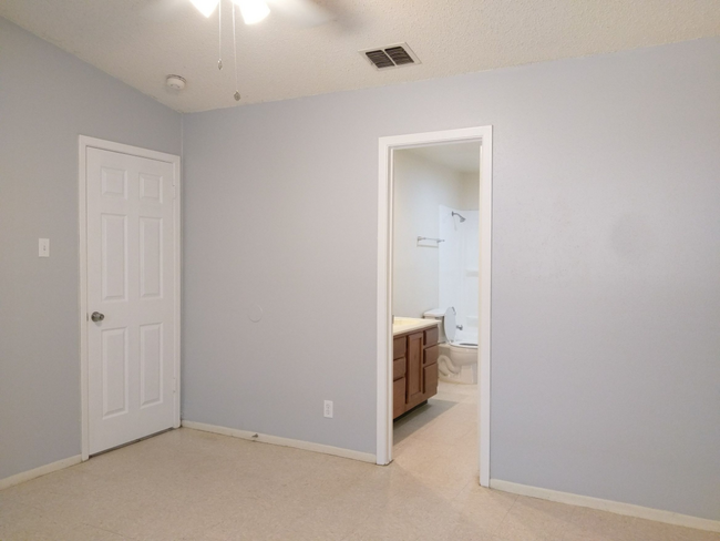 Master Bedroom with Private Master Bathroom - 2522 Corian Glen Dr