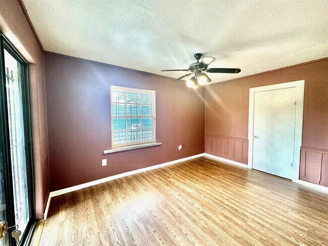 Foto del edificio - 10513 Peach St