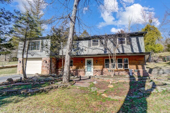 Building Photo - Charming 4 bedroom with a yard