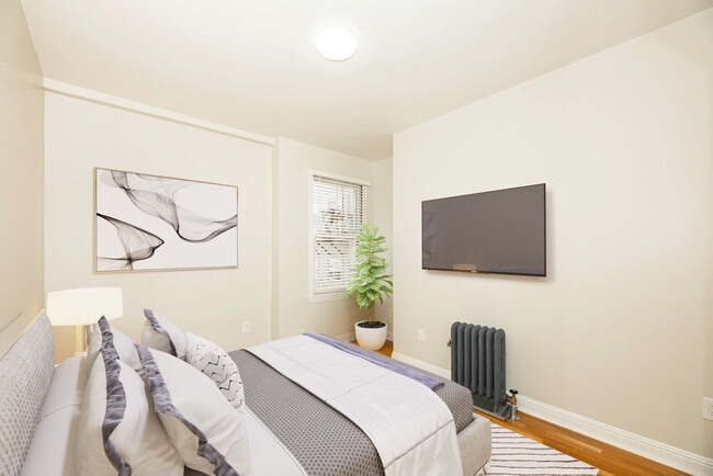 Interior Photo - 737 Pine