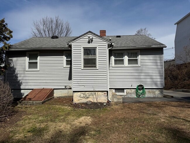Building Photo - 173 Pleasant St