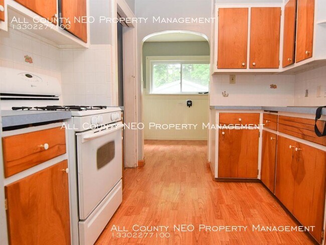 Building Photo - Recently Updated Two Bedroom Home in Akron
