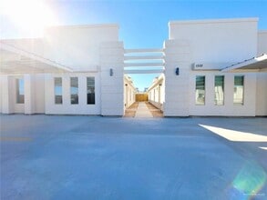 Building Photo - 10 E St