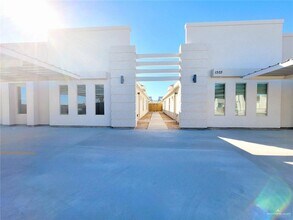 Building Photo - 20 Petri Dr