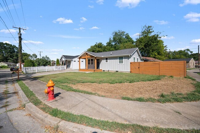 Building Photo - 2600 Aspen Dr