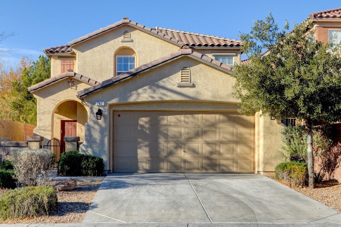 Primary Photo - Two Story w/ 4 Bed and 2.5 Baths in Summer...