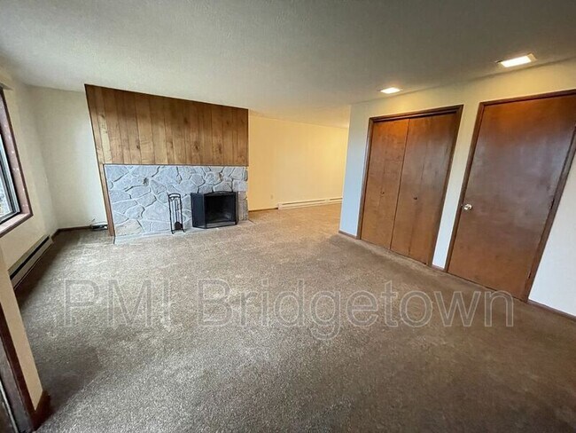 Building Photo - 7140 SE Thorburn St