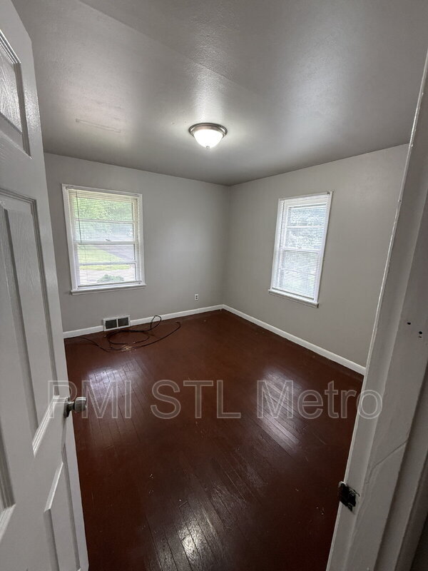Building Photo - 6241 Lorraine Ave