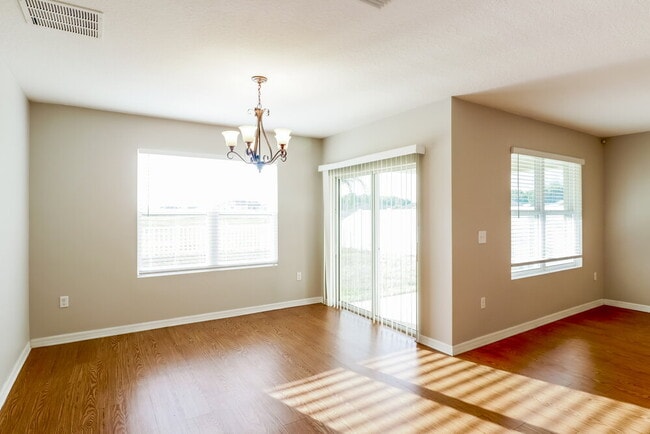 Building Photo - 586 Hartford Heights St