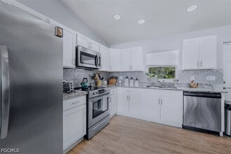 Building Photo - 5013 SE Tradewinds Cir