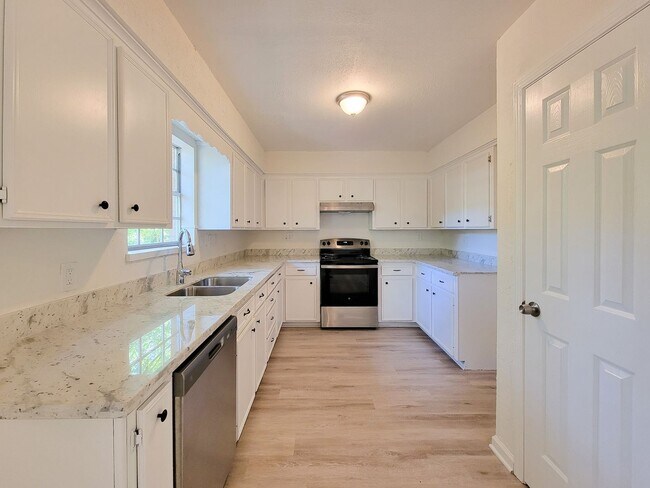 Building Photo - BEAUTIFUL RECENTLY REMODELED LEASE HOME IN HUNTSVILLE, TEXAS