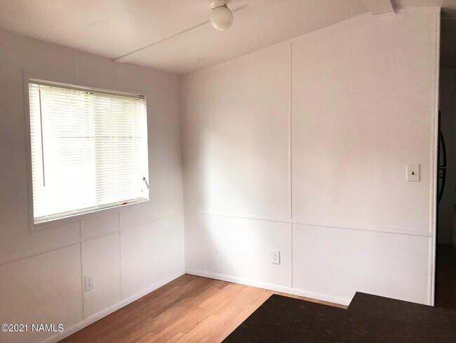 Building Photo - 754 E Zuni Dr
