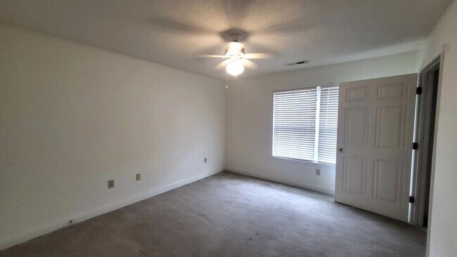 Foto del edificio - Coming Soon! Spacious Two Bedroom 1.5 Bath...