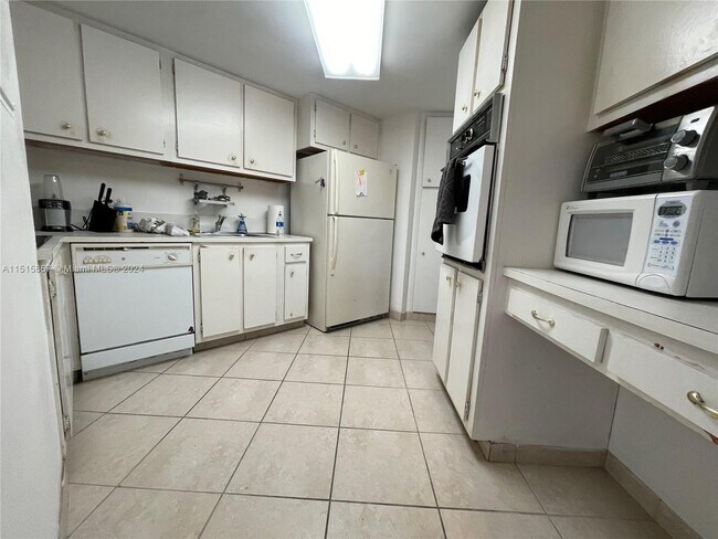 Building Photo - 999 Brickell Bay Dr