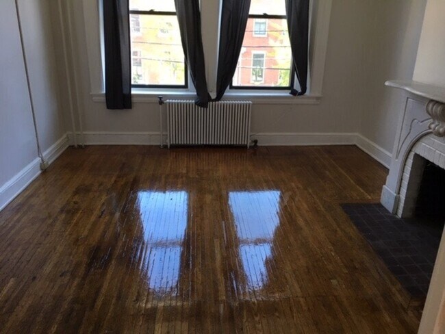 Foto del edificio - 228 N Duke St