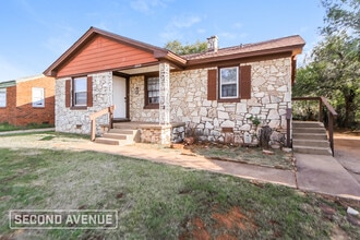 Building Photo - 2008 NE 30th St