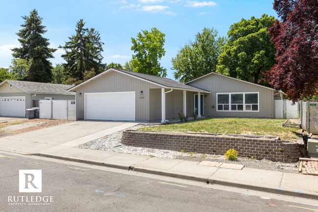 Building Photo - 4 Bedrooms - 2 1/2 Baths - South Medford Living