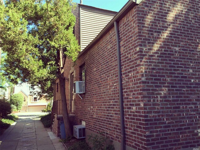 Foto del edificio - 64-30 Ellwell Crescent