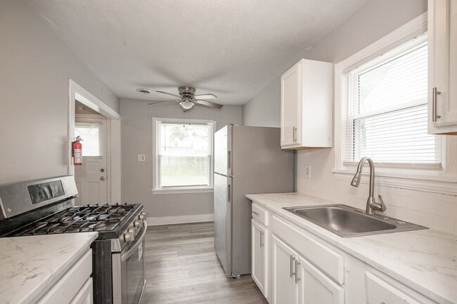 Building Photo - 3 bedroom/1 bath Single House!