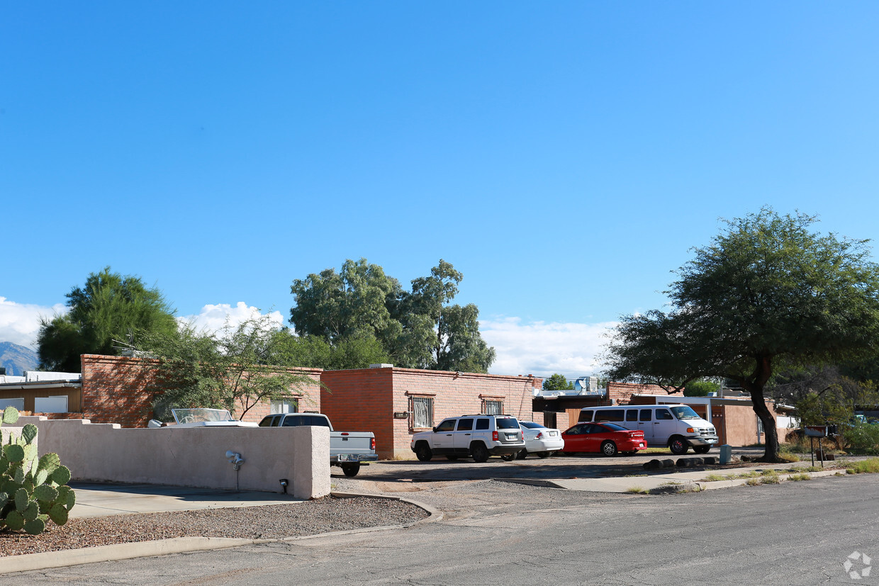 Primary Photo - 4051-4057 E Lee St
