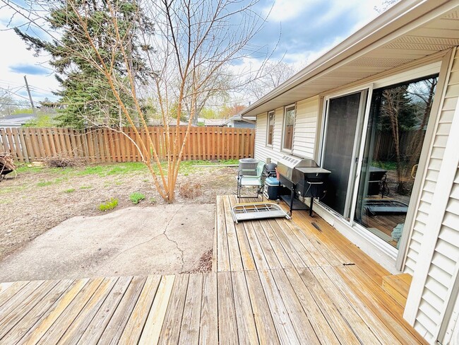 Building Photo - Great crystal home with huge fenced in bac...