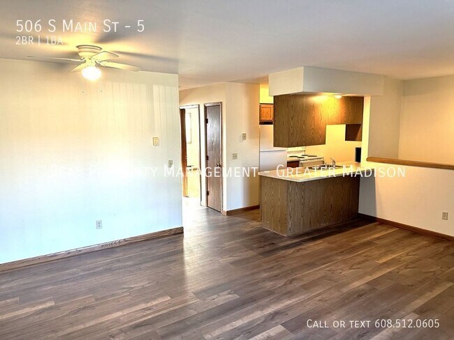 Building Photo - Great townhome style private entry Pardeev...