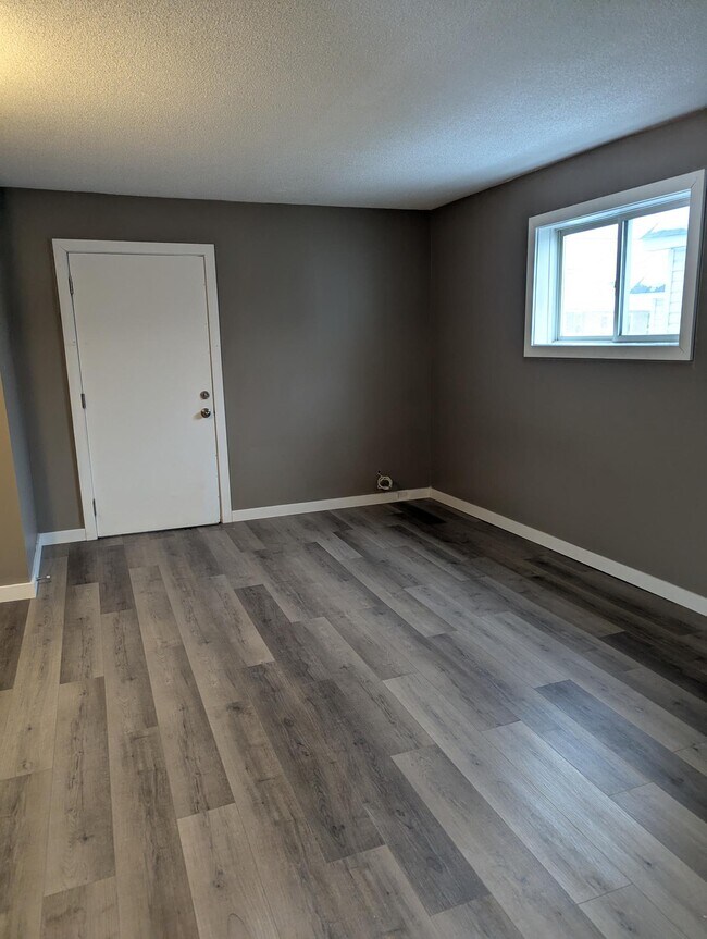 Photo du bâtiment - 1 Bedroom Main Floor Unit – $1,475/month + 50% Utilities – Parking Included