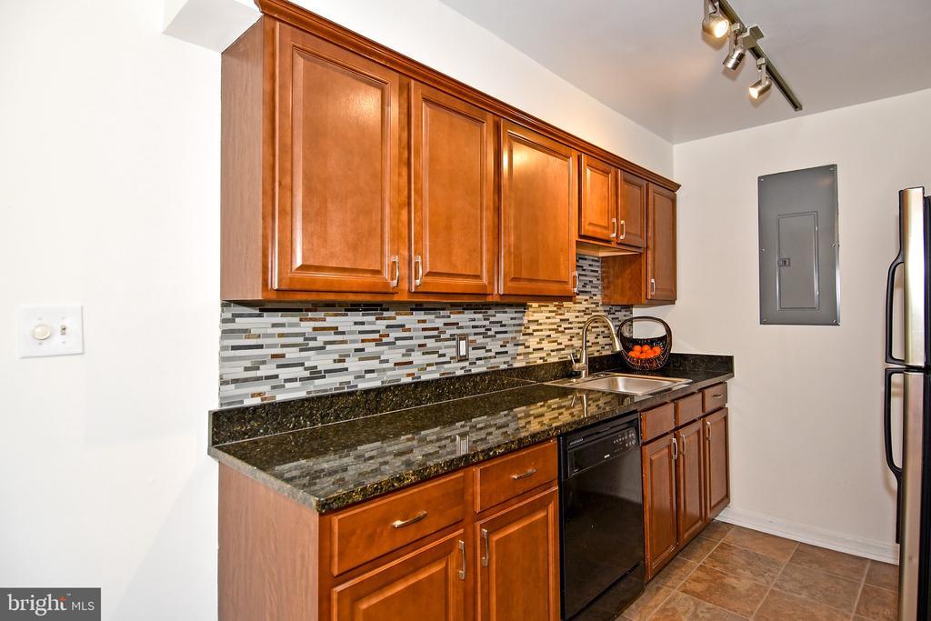 7034 Strathmore St Unit 305, Chevy Chase, MD 20815 Room for Rent in