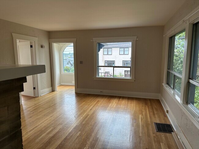 Sala de estar - 4038 Greenwood Avenue North