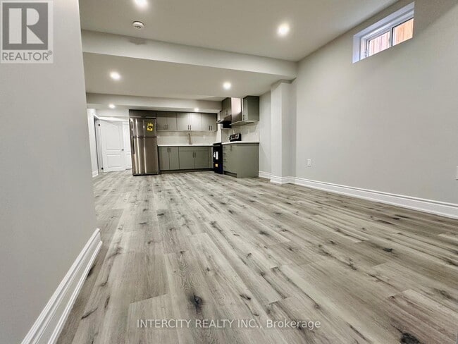 Building Photo - 77 Romanelli Cres