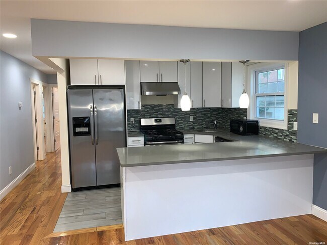 Building Photo - 191-35 115th Dr