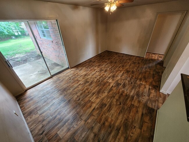 Building Photo - 830 Crestview Ave
