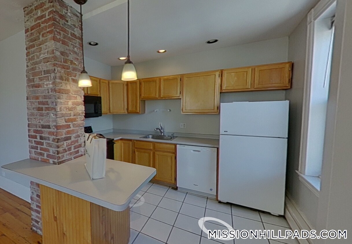 Primary Photo - 1540 Tremont St
