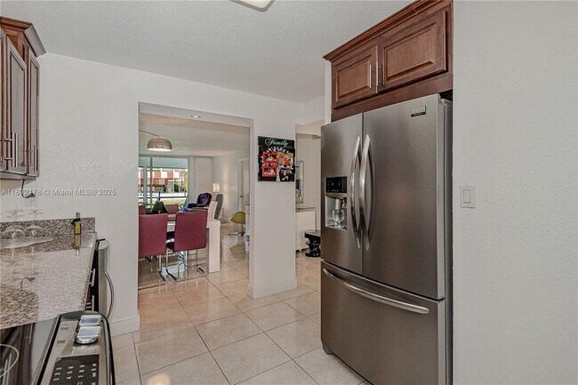 Foto del edificio - 9410 N Hollybrook Lake Dr