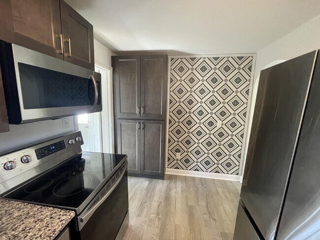 Foto del edificio - "Charming 3-Bed Home with Finished Basemen...