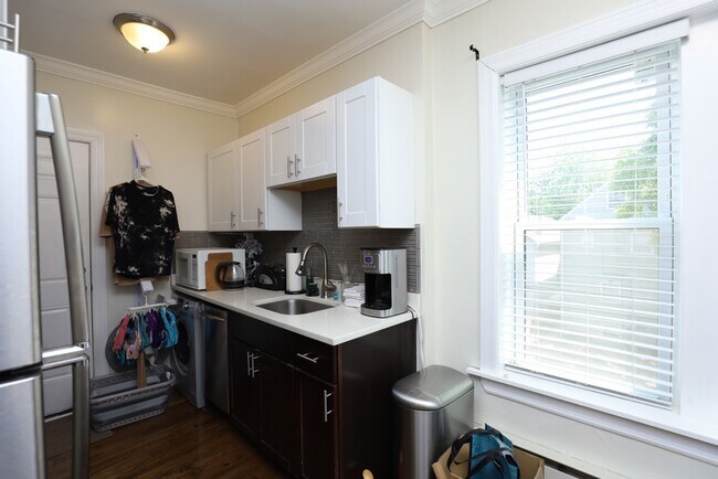 Building Photo - 3817 N Greenview Ave