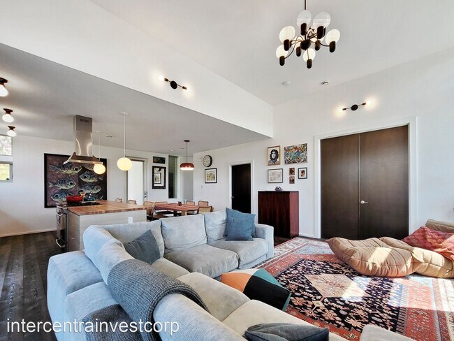 Foto del edificio - 3 br, 2 bath House - 4402 Renton Ave S