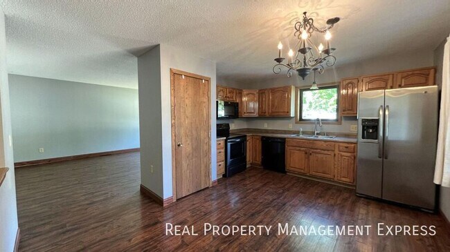 Foto del edificio - Spacious 5-Bedroom Home with Modern Updates in Sioux Falls