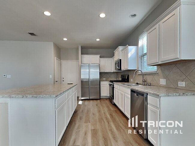 Foto del edificio - 150 Twisted Oaks Ln