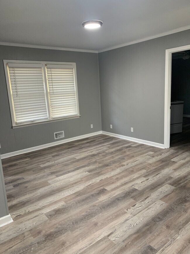 Amplio comedor abierto a la cocina. - 3413 Vineville Ave