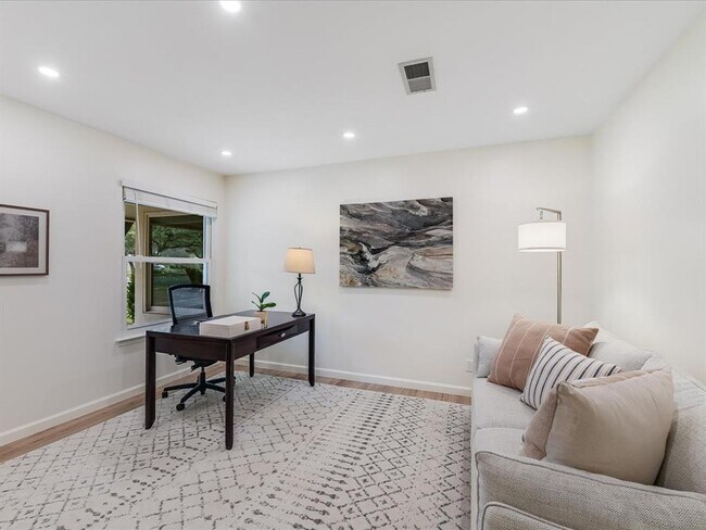 Foto del edificio - Recently Renovated throughout! Light and B...