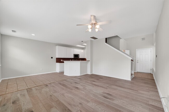 Building Photo - 16623 Newglen Ln