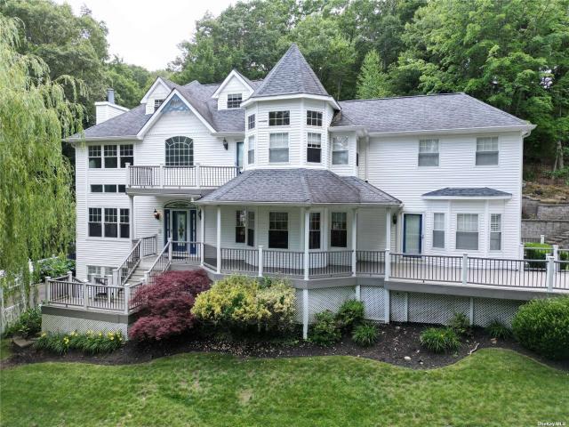 Foto principal - 6 bedroom in Centerport NY 11721