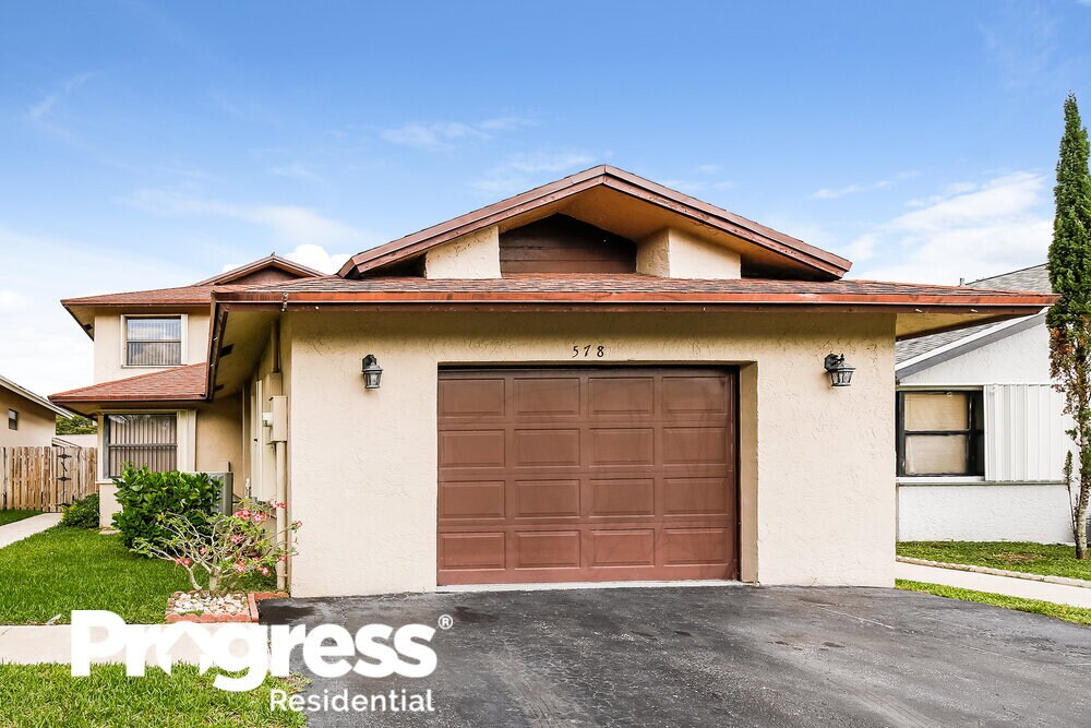 Foto principal - 578 Lakeside Cir