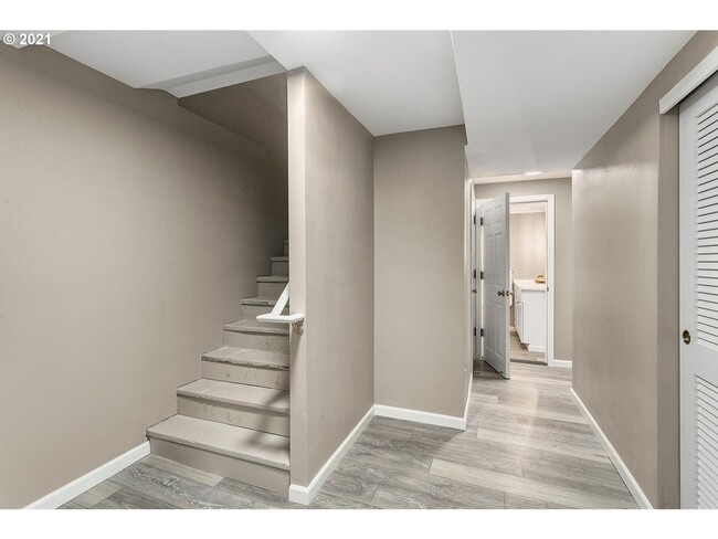 Building Photo - 44 NW MacLeay Blvd