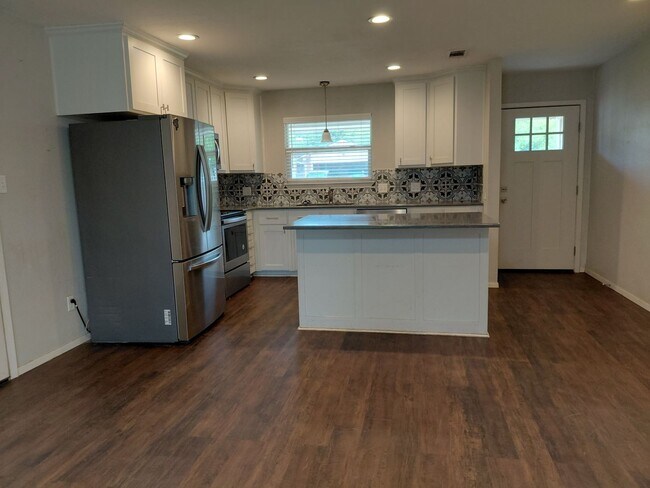 Foto del edificio - Adorable 3/2 with Garage Parking + Large backyard and gazebo!!