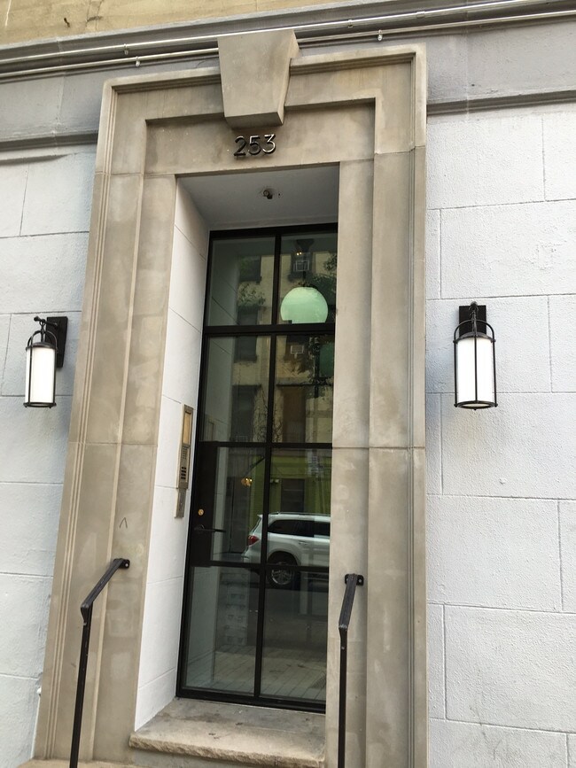 Building Photo - 253 E 52nd St