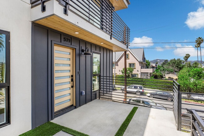 Building Photo - 571 N Mariposa Ave